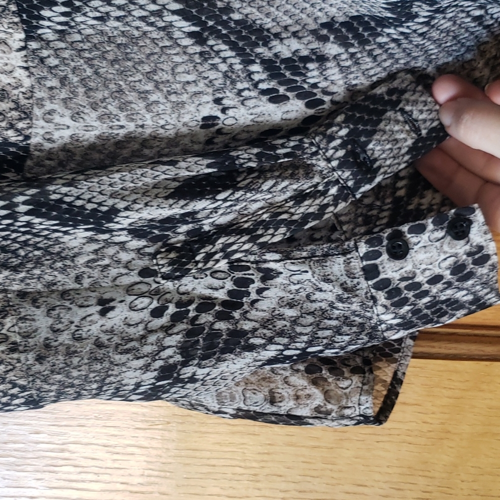 Ro & De Python Print Blouse - Picture 6 of 9